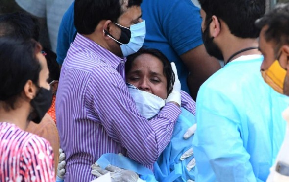 „Oriunde te uiți, vezi ambulanțe și cadavre”. Imagini APOCALIPTICE din India care se confruntă cu un nou val de COVID